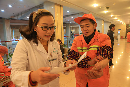 醫(yī)護人(rén)員(yuán)為(wèi)環衛工(gōng)講解體(tǐ)檢流程