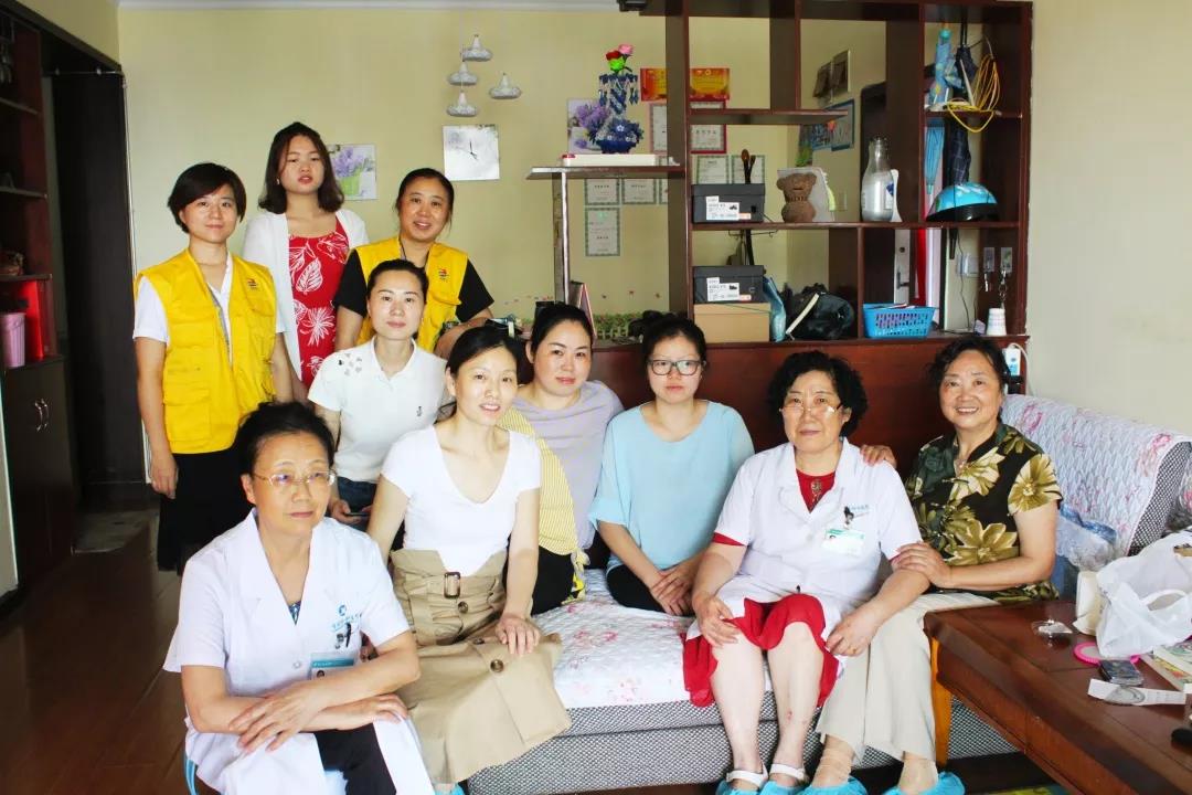 重慶重慶國醫堂醫院有限公司看(kàn)望慰問(wèn)社區(qū)殘疾孕婦6